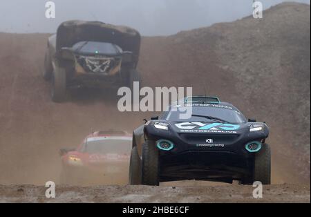 Johan Kristoffersson, pilote de Rosberg X Racing (à droite) et Carlos Sainz XE, pilote de l'équipe Acciona Sainz (au milieu), et Mattias Ekstrom, pilote ABT Cupra XE, lors de l'Extreme in semi final 2 à Bovington, Dorset.Date de la photo: Dimanche 19 décembre 2021. Banque D'Images