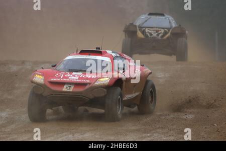 Acciona Sainz XE pilote d'équipe Carlos Sainz (à gauche) et ABT Cupra XE pilote Mattias Ekstrom (à droite) pendant l'extrême en semi finale 2 à Bovington, Dorset.Date de la photo: Dimanche 19 décembre 2021. Banque D'Images