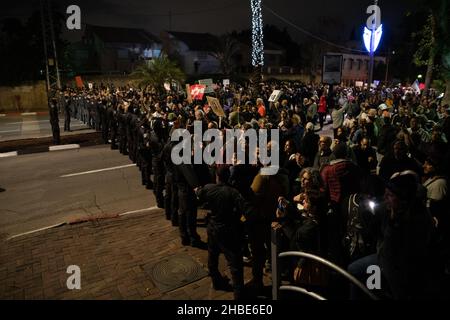 Raánana, Israël.18th décembre 2021.Les manifestants contre les restrictions de Corona et les vaccins pour enfants en Israël avaient fait la démonstration de la résidence voisine du Premier ministre Naftali Benet à Raanana, à la suite des dernières restrictions.La police avait bloqué les manifestants, les empêchant de sortir pour une marche - en utilisant des cavaliers qui ont fouetté la foule qui a secoué un véhicule de police .Finalement, les manifestants avaient réussi à bloquer un carrefour à proximité, sur une route principale israélienne, tandis que la police utilisait des canons à eau pour reprendre le contrôle de l'intersection.Raánana, Israël.18th décembre 2021.(Matan Golan/Alay Live ne Banque D'Images