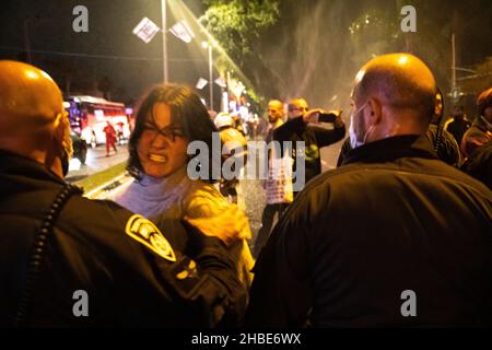 Raánana, Israël.18th décembre 2021.Les manifestants contre les restrictions de Corona et les vaccins pour enfants en Israël avaient fait la démonstration de la résidence voisine du Premier ministre Naftali Benet à Raanana, à la suite des dernières restrictions.La police avait bloqué les manifestants, les empêchant de sortir pour une marche - en utilisant des cavaliers qui ont fouetté la foule qui a secoué un véhicule de police .Finalement, les manifestants avaient réussi à bloquer un carrefour à proximité, sur une route principale israélienne, tandis que la police utilisait des canons à eau pour reprendre le contrôle de l'intersection.Raánana, Israël.18th décembre 2021.(Matan Golan/Alay Live ne Banque D'Images