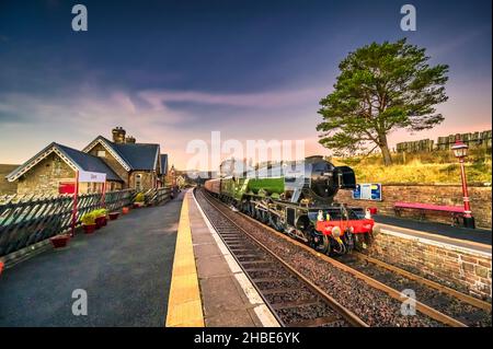 Le célèbre train à vapeur Flying Scotsman traversant la gare de Dent dans les Yorkshire Dales, la plus haute gare d'Angleterre Banque D'Images