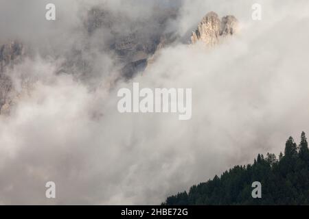 Le côté nord de Sella se regroupe parmi les nuages de la région de Val Gardena Banque D'Images