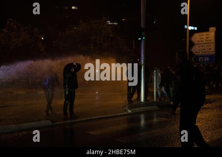 Raánana, Israël.18th décembre 2021.Les manifestants contre les restrictions de Corona et les vaccins pour enfants en Israël avaient fait la démonstration de la résidence voisine du Premier ministre Naftali Benet à Raanana, à la suite des dernières restrictions.La police avait bloqué les manifestants, les empêchant de sortir pour une marche - en utilisant des cavaliers qui ont fouetté la foule qui a secoué un véhicule de police .Finalement, les manifestants avaient réussi à bloquer un carrefour à proximité, sur une route principale israélienne, tandis que la police utilisait des canons à eau pour reprendre le contrôle de l'intersection.Raánana, Israël.18th décembre 2021.(Matan Golan/Alay Live ne Banque D'Images