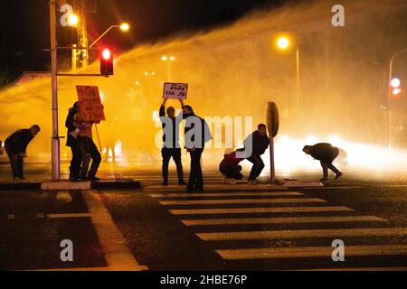 Raánana, Israël.18th décembre 2021.Les manifestants contre les restrictions de Corona et les vaccins pour enfants en Israël avaient fait la démonstration de la résidence voisine du Premier ministre Naftali Benet à Raanana, à la suite des dernières restrictions.La police avait bloqué les manifestants, les empêchant de sortir pour une marche - en utilisant des cavaliers qui ont fouetté la foule qui a secoué un véhicule de police .Finalement, les manifestants avaient réussi à bloquer un carrefour à proximité, sur une route principale israélienne, tandis que la police utilisait des canons à eau pour reprendre le contrôle de l'intersection.Raánana, Israël.18th décembre 2021.(Matan Golan/Alay Live ne Banque D'Images