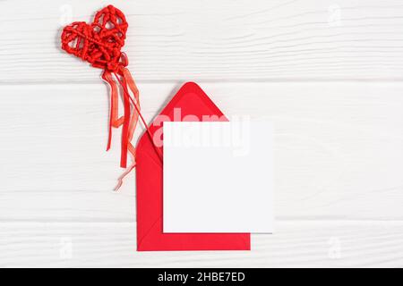 Carte maquette de Saint-Valentin avec coeur rouge en papier. Banque D'Images