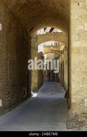 La ville de Pistoia en Toscane, Italie.Ruelle étroite avec arches dans la vieille ville. Banque D'Images