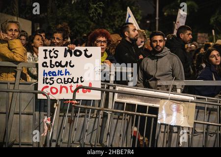 Des manifestants se sont rassemblés autour de la résidence du Premier ministre Naftali Benet pour protester contre les restrictions de Covid-19 et la vaccination des enfants à Ra'anana, en Israël, le 18 décembre 2021. Banque D'Images