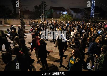 Des manifestants se sont rassemblés autour de la résidence du Premier ministre Naftali Benet pour protester contre les restrictions de Covid-19 et la vaccination des enfants à Ra'anana, en Israël, le 18 décembre 2021. Banque D'Images