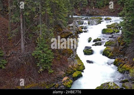 Vue d'ensemble des chutes Benham, l'une des plus grandes chutes d'eau de la rivière Deschutes, dans le centre de l'Oregon.La rivière se dirige dans les Cascades de l'Oregon, et s'étend jusqu'à la rivière Columbia. Banque D'Images