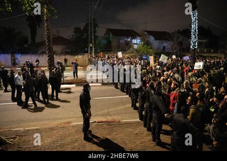 Des manifestants se sont rassemblés autour de la résidence du Premier ministre Naftali Benet pour protester contre les restrictions de Covid-19 et la vaccination des enfants à Ra'anana, en Israël, le 18 décembre 2021. Banque D'Images