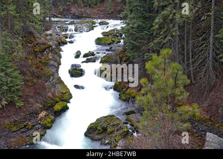 Vue d'ensemble des chutes Benham, l'une des plus grandes chutes d'eau de la rivière Deschutes, dans le centre de l'Oregon.La rivière se dirige dans les Cascades de l'Oregon, et s'étend jusqu'à la rivière Columbia. Banque D'Images