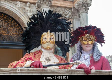 VENEZIA, ITALIE - 05 mars 2019 : deux hommes aristocratiques pendant le Carnaval de Venise Banque D'Images