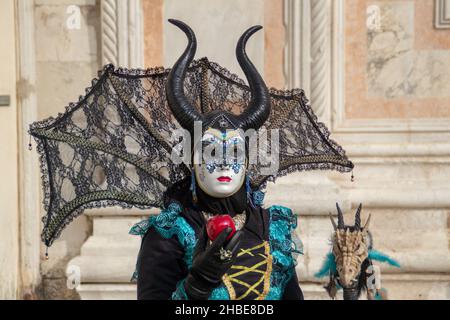 VENEZIA, ITALIE - 05 mars 2019 : une femme avec corne et pomme rouge pendant le Carnaval de Venise Banque D'Images