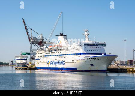 Deux ferries de la compagnie Brittany Ferries amarrés dans le port du Havre. Banque D'Images