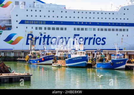 Chalutiers amarrés dans le port de pêche du Havre, France, à côté d'un ferry de la compagnie Brittany Ferries. Banque D'Images