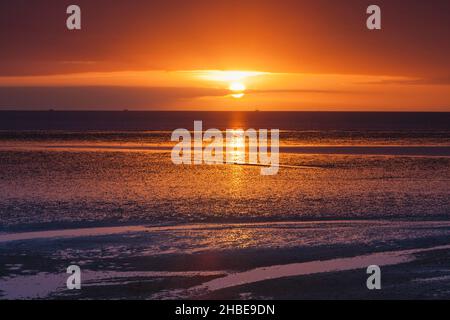 Lever de soleil sur la mer de wadden, à marée basse, au large de la côte de l'île de Texel, Hollande, Europe Banque D'Images