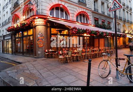 Le café français traditionnel Bar du marche décoré pour Noël 2021 .Il est situé près du boulevard Saint Germain à Paris, en France. Banque D'Images