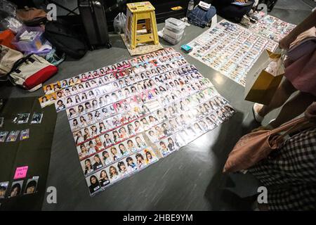 Bangkok, Thaïlande.19th décembre 2021.Dans la zone d'échange 2-Shot BNK48 3rd Album ''Warata People'' sur le 5th étage de Union Mall.Les fans ont apporté des objets de collection des groupes idoles BNK48 et CGM48 pour la vente et l'échange, y compris des ensembles de photos, des épingles, des affiches et des billets numériques pour l'événement de 2 coups.Crédit : ZUMA Press, Inc./Alay Live News Banque D'Images