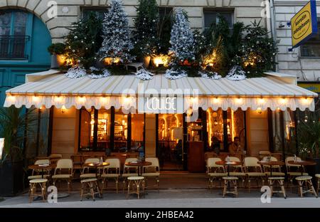 Le café français traditionnel Louise décoré pour Noël 2021 .Il est situé près du boulevard Saint Germain à Paris, en France. Banque D'Images