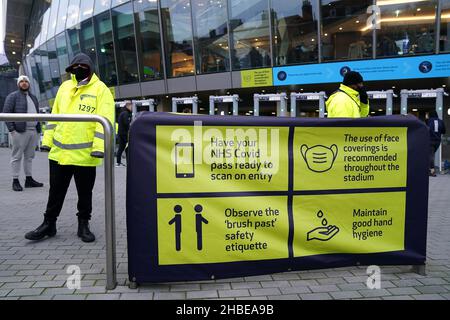 Signalisation du coronavirus devant le match de la Premier League au stade Tottenham Hotspur, Londres.Date de la photo: Dimanche 19 décembre 2021. Banque D'Images