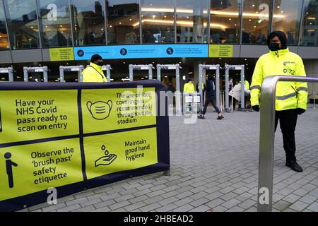 Signalisation du coronavirus devant le match de la Premier League au stade Tottenham Hotspur, Londres.Date de la photo: Dimanche 19 décembre 2021. Banque D'Images