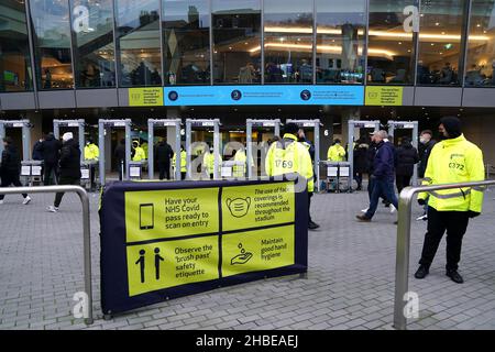 Signalisation du coronavirus devant le match de la Premier League au stade Tottenham Hotspur, Londres.Date de la photo: Dimanche 19 décembre 2021. Banque D'Images