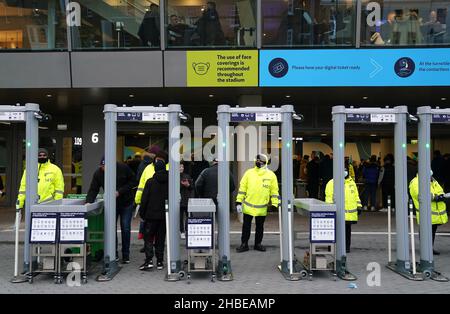 Signalisation du coronavirus devant le match de la Premier League au stade Tottenham Hotspur, Londres.Date de la photo: Dimanche 19 décembre 2021. Banque D'Images