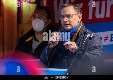 Nuremberg, Allemagne.19th décembre 2021.Le chef du groupe parlementaire au Bundestag, Tino Chrupalla (r), est sur scène lors d'une démonstration de l'AfD contre la mesure Corona de l'État.Crédit : -/dpa/Alay Live News Banque D'Images