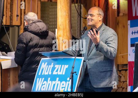 Nuremberg, Allemagne.19th décembre 2021.Peter Boehringer (AfD), membre du Bundestag et ancien président de la commission du budget au Bundestag de l'AfD, est sur scène lors d'une démonstration de l'AfD contre les mesures de Corona de l'État.Crédit : -/dpa/Alay Live News Banque D'Images