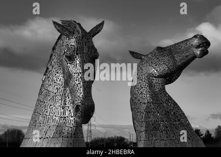 Kelpies noir et blanc en Ecosse est juste à l'extérieur de Falkirk c'est un magnifique monument aux chevaux en activité Banque D'Images