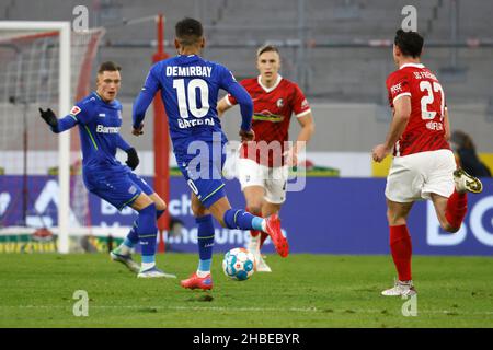 19 décembre 2021, Bade-Wurtemberg, Freiburg im Breisgau: Football: Bundesliga, SC Freiburg - Bayer Leverkusen, Matchday 17, Europa-Park Stadion: Kerem Demirbay de Leverkusen (10, 2nd à partir de la gauche) passe le ballon à Florian Wirbeck de Leverkusen (l), tandis que le Nico Freiburg et le Höfler (Nicolas Schlotbeck).Photo: Philipp von Ditfurth/dpa - NOTE IMPORTANTE: Conformément aux règlements de la DFL Deutsche Fußball Liga et/ou de la DFB Deutscher Fußball-Bund, il est interdit d'utiliser ou d'avoir utilisé des photos prises dans le stade et/ou du match sous la forme o Banque D'Images