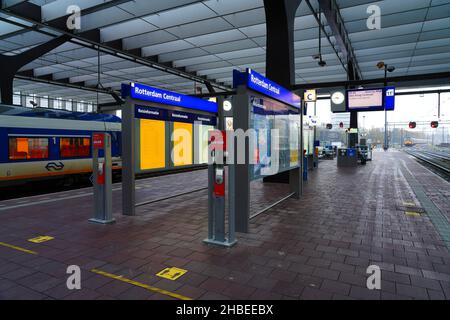 ROTTERDAM, PAYS-BAS -12 NOVEMBRE 2021 - vue sur les trains de la gare centrale de Rotterdam à Rotterdam, pays-Bas. Banque D'Images