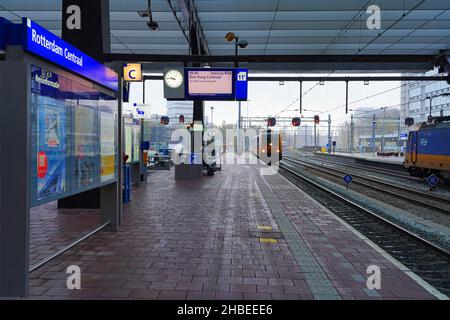 ROTTERDAM, PAYS-BAS -12 NOVEMBRE 2021 - vue sur les trains de la gare centrale de Rotterdam à Rotterdam, pays-Bas. Banque D'Images