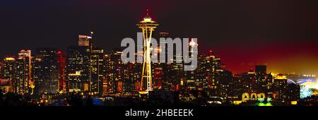 Panorama nocturne de Seattle avec la Space Needle dans le Caenter et Waterfron Ferris Wheel à droite, Washington State, Etats-Unis Banque D'Images