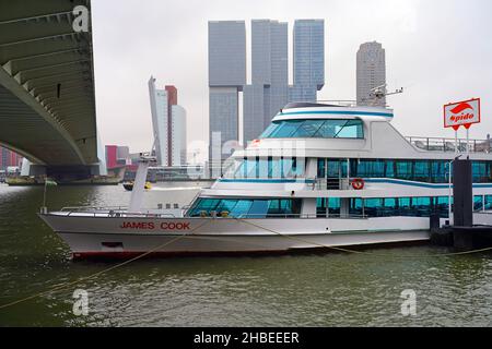 ROTTERDAM, PAYS-BAS -14 NOV 2021 - vue d'un bateau touristique de la visite du port de Spido à Rotterdam, pays-Bas. Banque D'Images