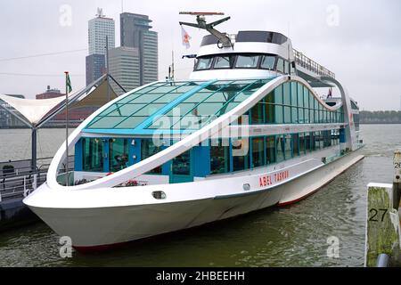 ROTTERDAM, PAYS-BAS -14 NOV 2021 - vue d'un bateau touristique de la visite du port de Spido à Rotterdam, pays-Bas. Banque D'Images