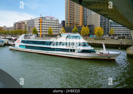 ROTTERDAM, PAYS-BAS -14 NOV 2021 - vue d'un bateau touristique de la visite du port de Spido à Rotterdam, pays-Bas. Banque D'Images