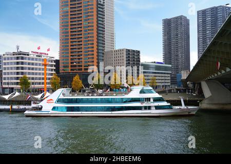 ROTTERDAM, PAYS-BAS -14 NOV 2021 - vue d'un bateau touristique de la visite du port de Spido à Rotterdam, pays-Bas. Banque D'Images