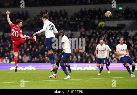 Diogo Jota de Liverpool (à gauche) marque le premier but de son côté lors du match de la Premier League au Tottenham Hotspur Stadium, Londres.Date de la photo: Dimanche 19 décembre 2021. Banque D'Images