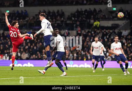 Diogo Jota de Liverpool (à gauche) marque le premier but de son côté lors du match de la Premier League au Tottenham Hotspur Stadium, Londres.Date de la photo: Dimanche 19 décembre 2021. Banque D'Images