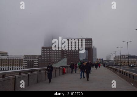 Londres, Royaume-Uni 19th décembre 2021.Le Shard disparaît dans un brouillard dense.Credit: Vuk Valcic / Alamy Live News Banque D'Images