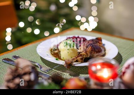 Wermsdorf, Allemagne.13th décembre 2021.Une portion de cuisse d'oie au chou rouge et aux boulettes se trouve sur une table dans le restaurant de la ferme d'oies d'Eskildsen.Les dommages majeurs causés par la grippe aviaire l'année dernière et l'augmentation des prix des aliments pour animaux font grimper les prix partout en Europe.En conséquence, le rôti de Noël sera également un bon deux euros par kilo plus cher cette année.Environ 600 000 oisons éclosent à Eskildsen chaque année.Ces produits sont commercialisés à l'échelle nationale et internationale.En moyenne, un peu moins de 20 000 oies vivent sur toute la ferme.Credit: Jan Woitas/dpa-Zentralbild/ZB/dpa/Alay Live News Banque D'Images