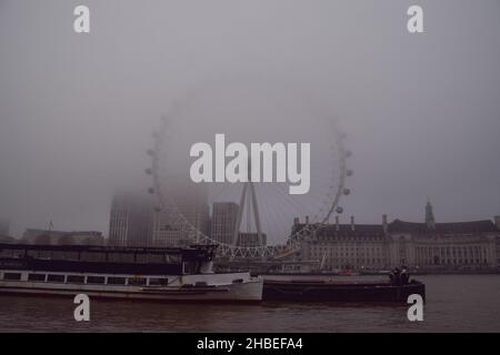 Londres, Royaume-Uni 19th décembre 2021.Le London Eye disparaît dans un brouillard dense.Credit: Vuk Valcic / Alamy Live News Banque D'Images