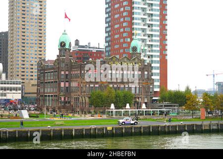 ROTTERDAM, PAYS-BAS -14 NOVEMBRE 2021 - vue sur le site historique de l'hôtel New York, dans le bâtiment historique Holland Amerika Lijn, à Rotterdam, pays-Bas. Banque D'Images