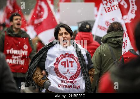 Ankara, Turquie.19th décembre 2021.Un manifestant scande slogan pendant la manifestation.due à la dépréciation rapide de la lire turque par rapport au dollar et le taux d'inflation de 21 pour cent annoncé par l'Institut turc de statistique (TUIK) pour novembre,La Confédération des syndicats des fonctionnaires (KESK) a tenu une réunion dans les grandes villes de Turquie au sujet de la crise économique.Des centaines de personnes ont assisté au rassemblement qui s'est tenu à Ankara, sur la place Anadolu.(Photo de Tunahan Turhan/SOPA Images/Sipa USA) crédit: SIPA USA/Alay Live News Banque D'Images