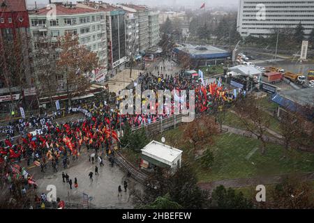 Ankara, Turquie.19th décembre 2021.Vue générale de la réunion.en raison de la dépréciation rapide de la lire turque par rapport au dollar et du taux d'inflation de 21 pour cent annoncé par l'Institut turc de statistique (TUIK) pour novembre,La Confédération des syndicats des fonctionnaires (KESK) a tenu une réunion dans les grandes villes de Turquie au sujet de la crise économique.Des centaines de personnes ont assisté au rassemblement qui s'est tenu à Ankara, sur la place Anadolu.(Photo de Tunahan Turhan/SOPA Images/Sipa USA) crédit: SIPA USA/Alay Live News Banque D'Images