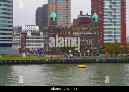 ROTTERDAM, PAYS-BAS -14 NOVEMBRE 2021 - vue sur le site historique de l'hôtel New York, dans le bâtiment historique Holland Amerika Lijn, à Rotterdam, pays-Bas. Banque D'Images