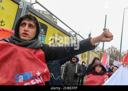 Ankara, Turquie.19th décembre 2021.Un manifestant scande slogan pendant la manifestation.due à la dépréciation rapide de la lire turque par rapport au dollar et le taux d'inflation de 21 pour cent annoncé par l'Institut turc de statistique (TUIK) pour novembre,La Confédération des syndicats des fonctionnaires (KESK) a tenu une réunion dans les grandes villes de Turquie au sujet de la crise économique.Des centaines de personnes ont assisté au rassemblement qui s'est tenu à Ankara, sur la place Anadolu.(Photo de Tunahan Turhan/SOPA Images/Sipa USA) crédit: SIPA USA/Alay Live News Banque D'Images