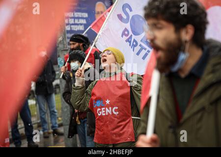 Ankara, Turquie.19th décembre 2021.Un manifestant scande slogan pendant la manifestation.due à la dépréciation rapide de la lire turque par rapport au dollar et le taux d'inflation de 21 pour cent annoncé par l'Institut turc de statistique (TUIK) pour novembre,La Confédération des syndicats des fonctionnaires (KESK) a tenu une réunion dans les grandes villes de Turquie au sujet de la crise économique.Des centaines de personnes ont assisté au rassemblement qui s'est tenu à Ankara, sur la place Anadolu.Crédit : SOPA Images Limited/Alamy Live News Banque D'Images