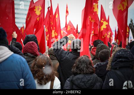 Ankara, Turquie.19th décembre 2021.Les manifestants tiennent des drapeaux pendant la manifestation.en raison de la dépréciation rapide de la lire turque par rapport au dollar et du taux d'inflation de 21 pour cent annoncé par l'Institut turc de statistique (TUIK) pour novembre,La Confédération des syndicats des fonctionnaires (KESK) a tenu une réunion dans les grandes villes de Turquie au sujet de la crise économique.Des centaines de personnes ont assisté au rassemblement qui s'est tenu à Ankara, sur la place Anadolu.Crédit : SOPA Images Limited/Alamy Live News Banque D'Images